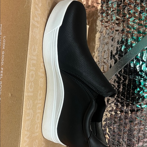 Dr. Scholl's Black and White Woman's Slip-On wedge - Picture 4 of 5